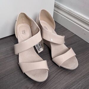 Jones New York Cream Women's Sandals